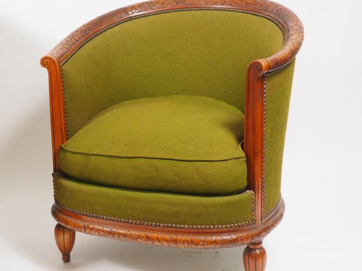 Léon JALLOT. 2 différents fauteuils gondole en acajou (?), mouluré et 