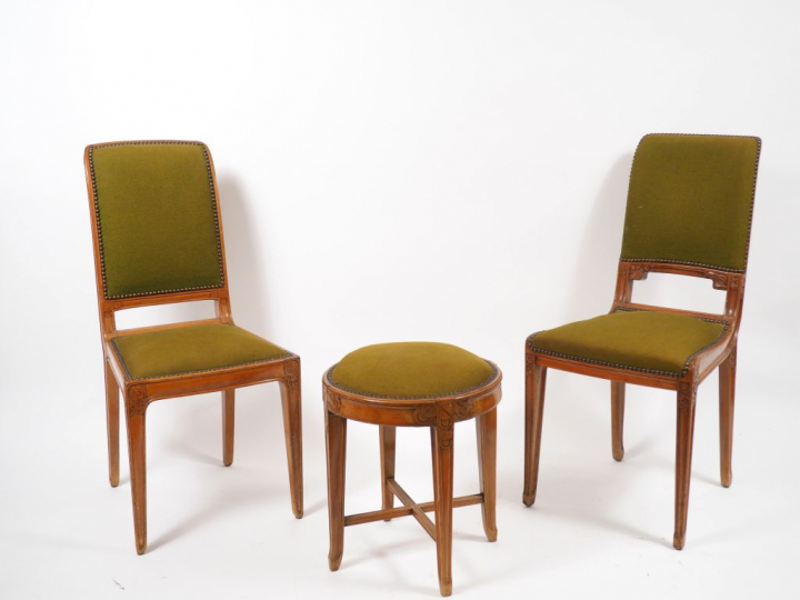 Léon JALLOT. Paire de chaises et un tabouret en merisier mouluré et sc