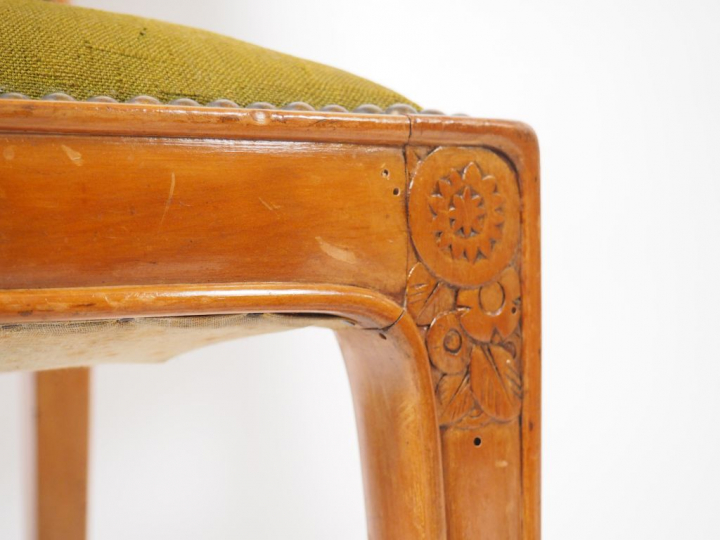 Léon JALLOT. Paire de chaises et un tabouret en merisier mouluré et sc