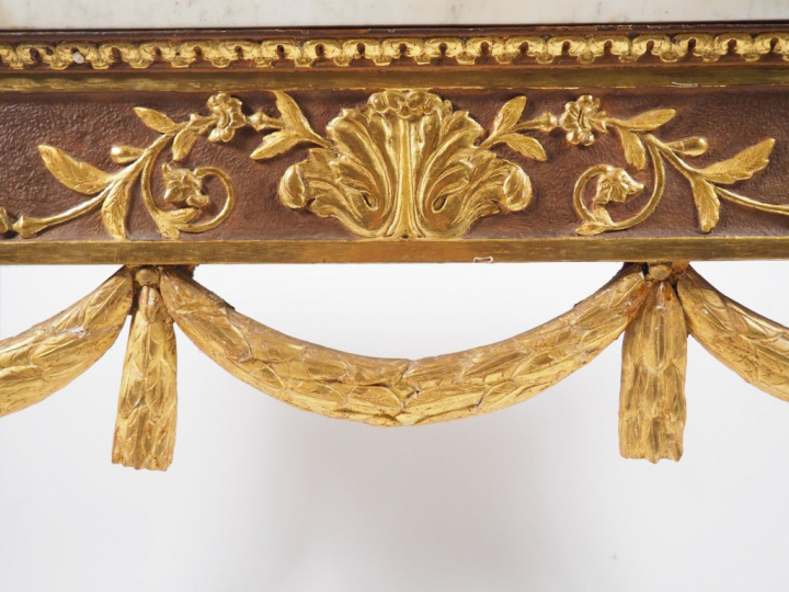 Console Louis XVI en bois mouluré et sculpté, à décor de rinceaux et d