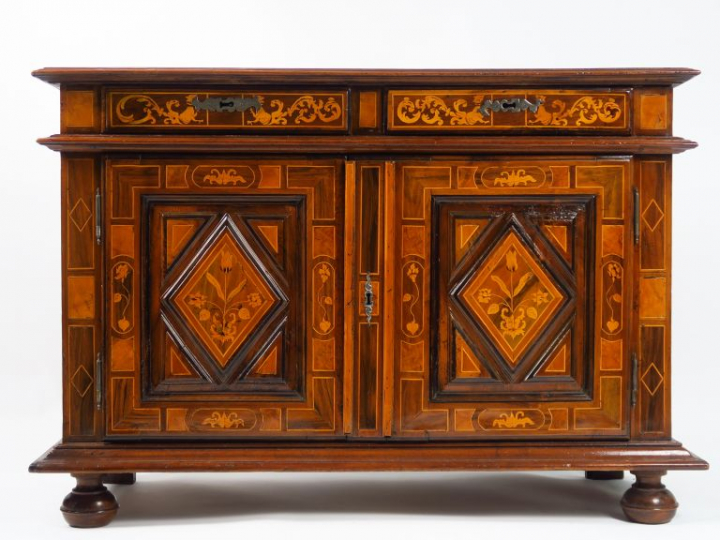 Buffet italien XVIIème en marqueterie, à décor de rinceaux et de fleur