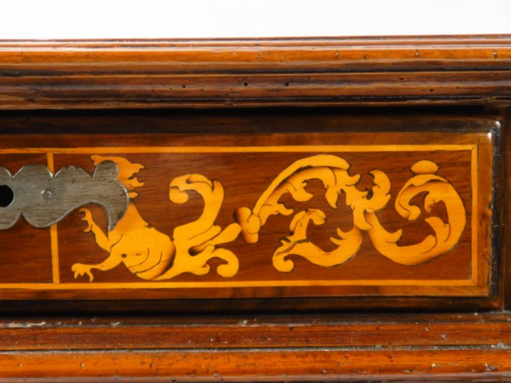 Buffet italien XVIIème en marqueterie, à décor de rinceaux et de fleur