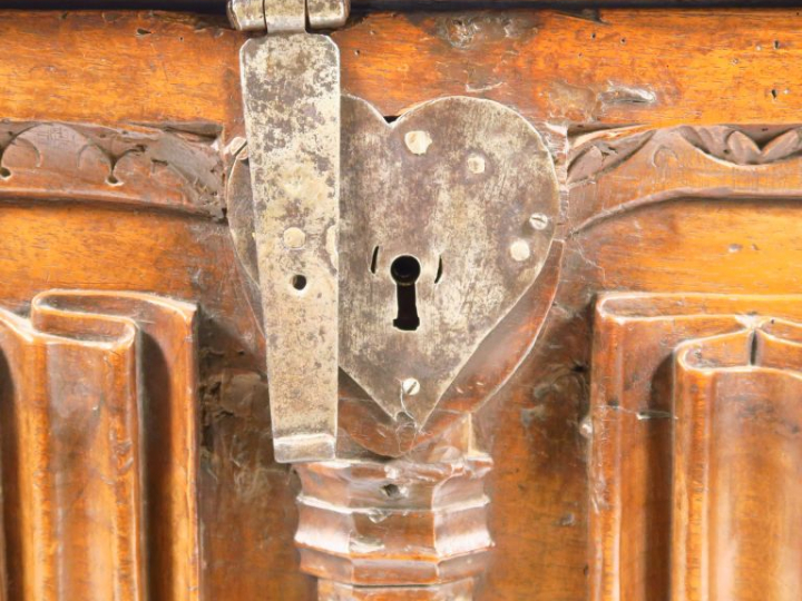 Coffre de style Haute Epoque en noyer sculpté à décor de colonne et de