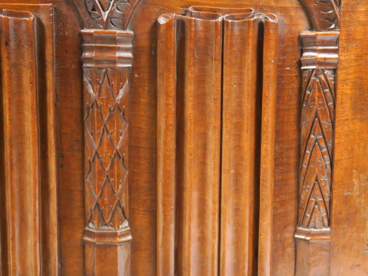 Coffre de style Haute Epoque en noyer sculpté à décor de colonne et de