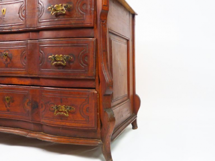 Commode Louis XIV en noyer, ouvrant à trois tiroirs, sabot de biche. P