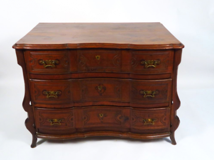 Commode Louis XIV en noyer, ouvrant à trois tiroirs, sabot de biche. P