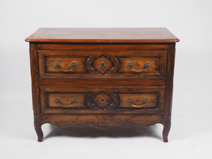 Commode Louis XV en bois naturel, ouvrant à deux tiroirs. Dim. 83 x 11