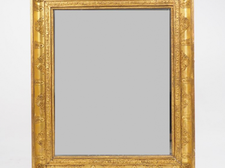 Miroir Restauration en bois et stuc doré, à décor de palmettes et de r