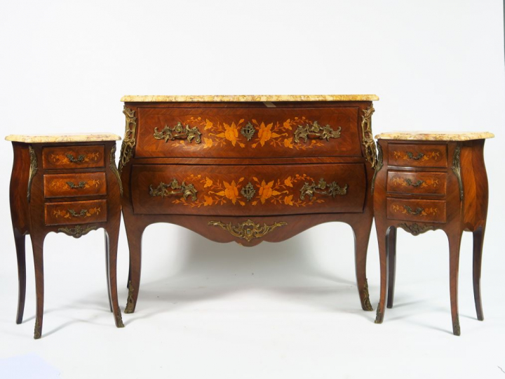 Commode de style Louis XV en marqueterie ouvrant à deux tiroirs, dessu