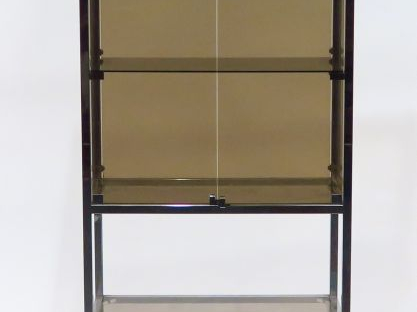 Etagère en métal et verre fumé. Dim. 196,5 x 77,5 x 37 cm
