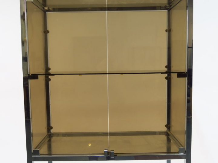 Etagère en métal et verre fumé. Dim. 196,5 x 77,5 x 37 cm