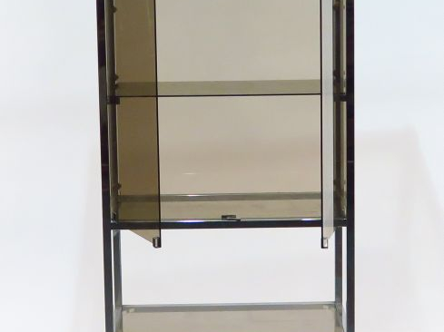 Etagère en métal et verre fumé. Dim. 196,5 x 77,5 x 37 cm