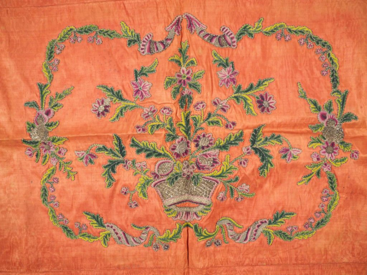 Dessus de table XVIIIème siècle.Soie saumon moirée, broderie XVIIIè si