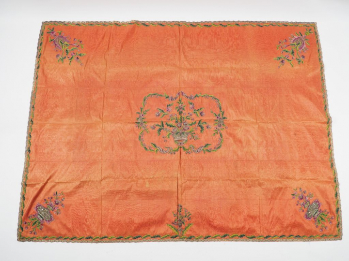 Dessus de table XVIIIème siècle.Soie saumon moirée, broderie XVIIIè si