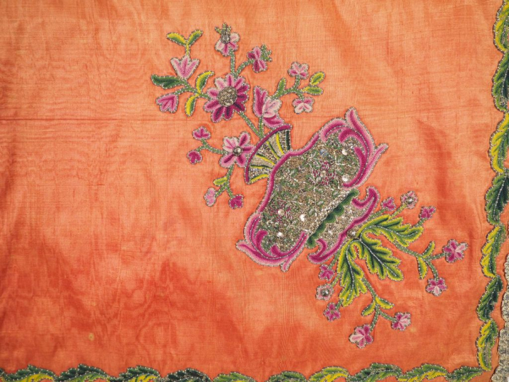 Dessus de table XVIIIème siècle.Soie saumon moirée, broderie XVIIIè si