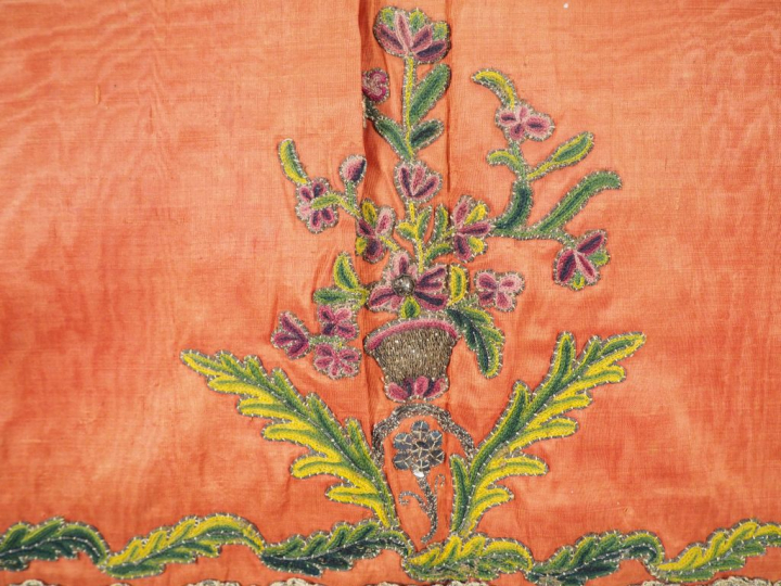 Dessus de table XVIIIème siècle.Soie saumon moirée, broderie XVIIIè si