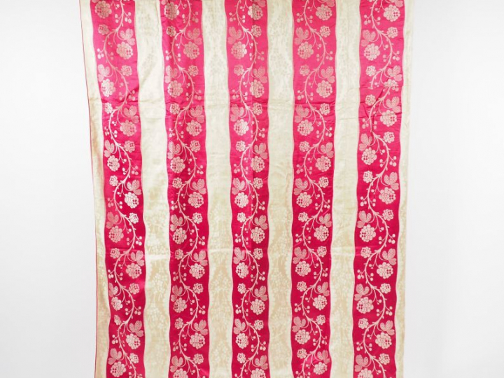 Couverture XVIIIème siècle, lampas à rayures rose et crème. 2, 27 de h