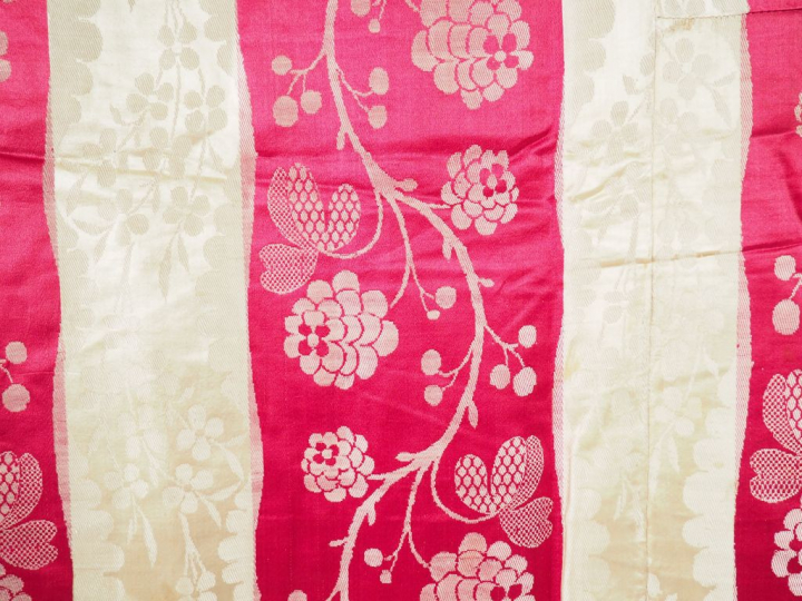 Couverture XVIIIème siècle, lampas à rayures rose et crème. 2, 27 de h