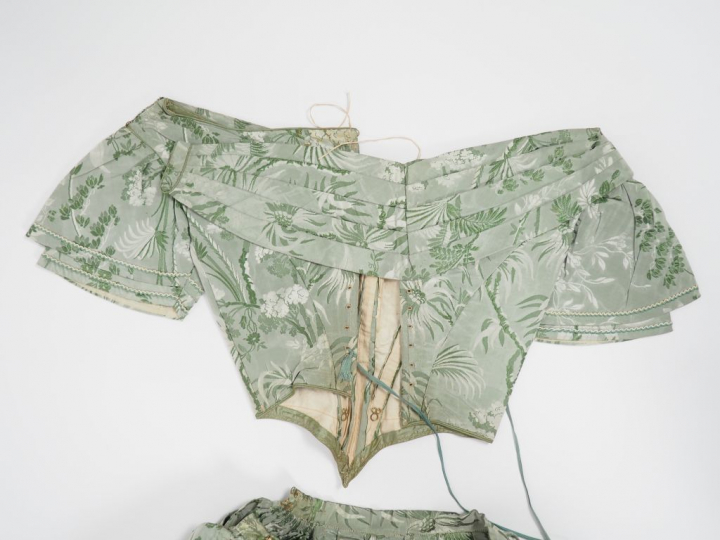 Robe en 2 parties, XIXè siècle, circa 1864.Soie verte façonée, décor l