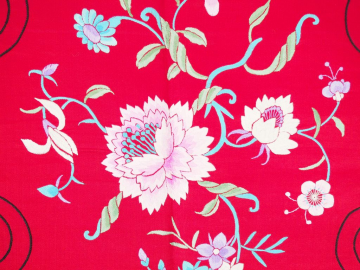 Réunion de 4 pièces de broderies chinoises début XXème siècle. Circa 4