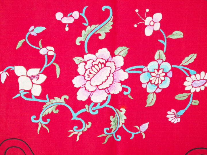 Réunion de 4 pièces de broderies chinoises début XXème siècle. Circa 4