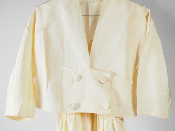 Robe de mariée années 50 complète de sa veste, coiffe perlée de cire e