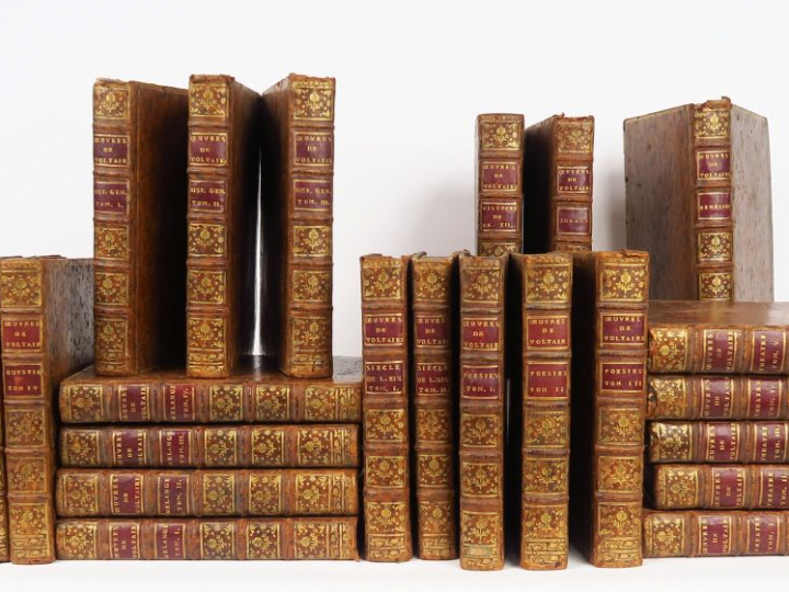 VOLTAIRE. Collection complète des Œuvres. Genève, 1768-1775. 24 vol. i