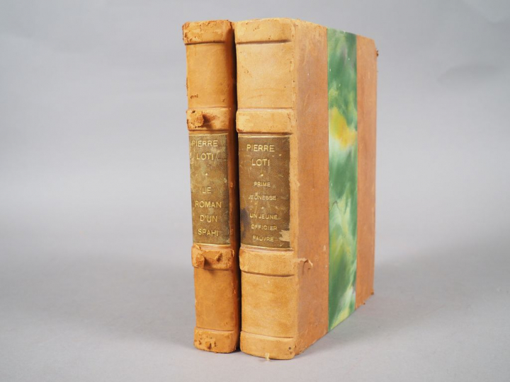 LOTI. Un officier suvi d'un jeune officier pauvre. Illustr. A. E. Mart