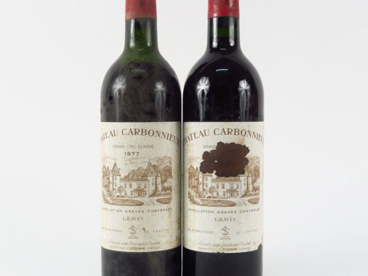 2 BOUTEILLES CHÂTEAU CARBONNIEUX GRAVES - 1977 - 1 MEP/1 CAPS CORRODEE
