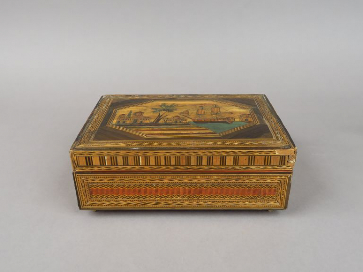 Coffret à couture Restauration en marqueterie de paille, à décor de pa