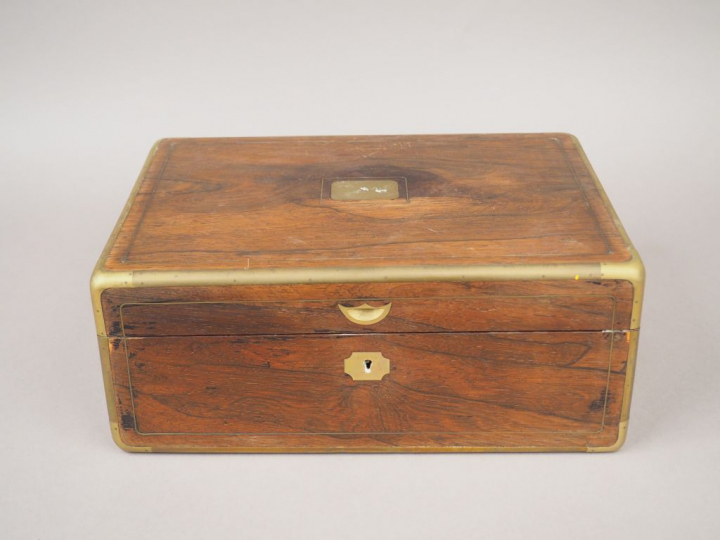 Coffret Restauration en acajou, placage d'acajou et laiton. Dim. 35,5 