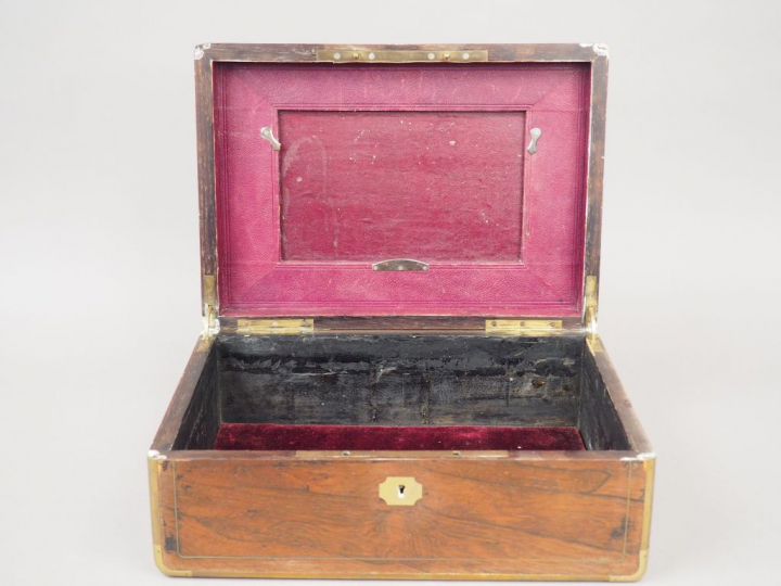 Coffret Restauration en acajou, placage d'acajou et laiton. Dim. 35,5 