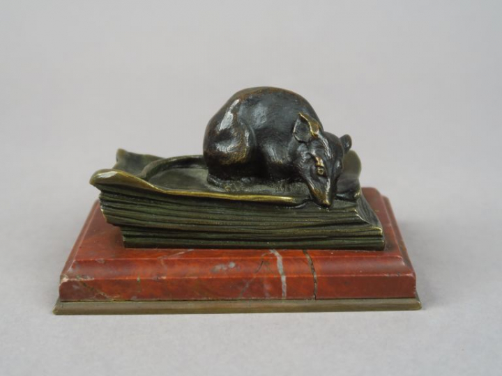 Presse-papier en bronze et marbre "Rat au livre". H. 6 cm (accident au