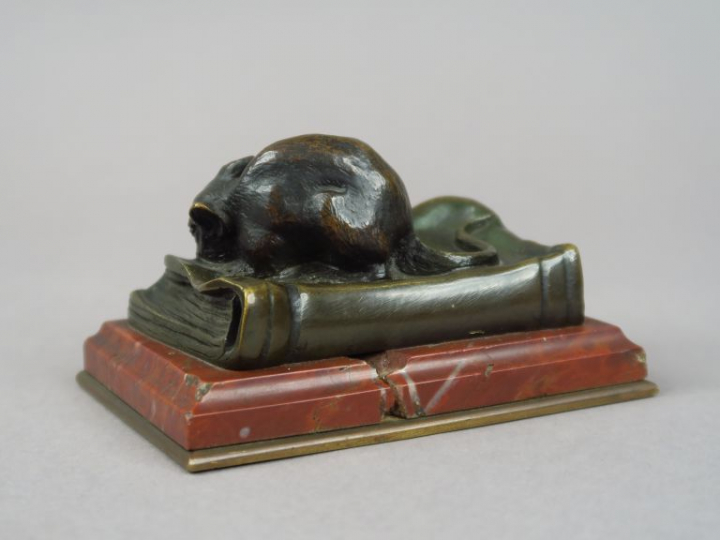 Presse-papier en bronze et marbre "Rat au livre". H. 6 cm (accident au