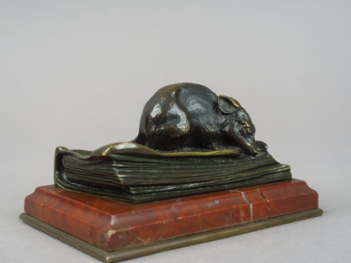 Presse-papier en bronze et marbre "Rat au livre". H. 6 cm (accident au