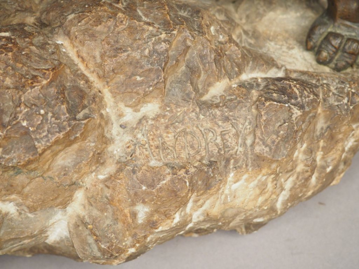 ANDREY. "Lion rugissant sur un rocher" Sculpture en bronze à patine br