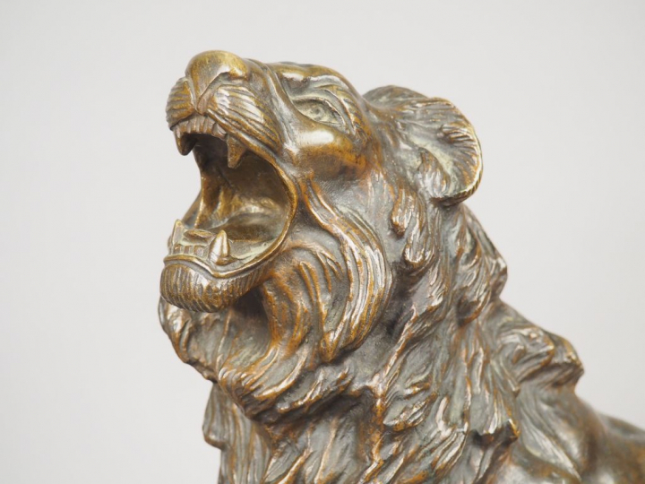 ANDREY. "Lion rugissant sur un rocher" Sculpture en bronze à patine br