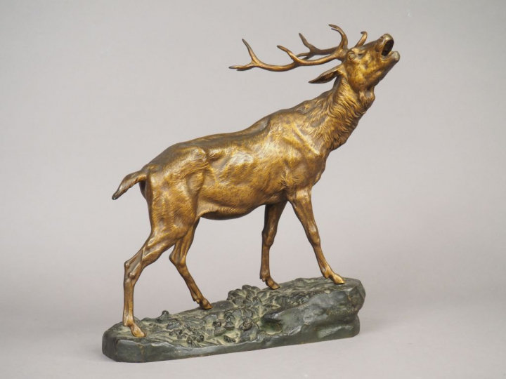 VALTON. "Cerf bramant" Sculpture en bronze à patine médaille et brune.