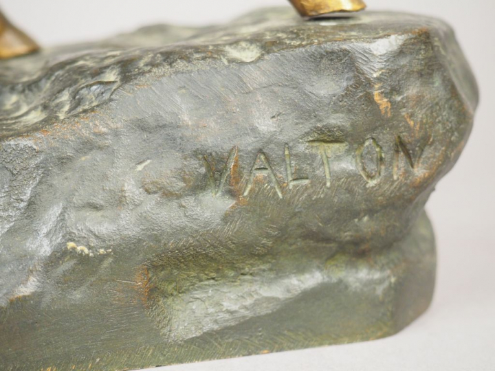 VALTON. "Cerf bramant" Sculpture en bronze à patine médaille et brune.