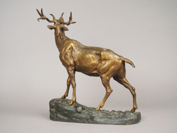 VALTON. "Cerf bramant" Sculpture en bronze à patine médaille et brune.