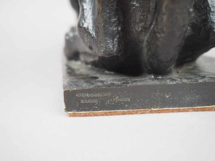 Ecole française début Xxème. "Félin" Sculpture en bronze à patine brun