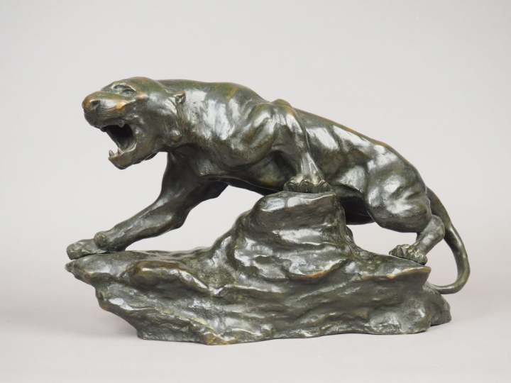 Ecole française fin XIXème. "Lionne rugissant" Sculpture en bronze à p