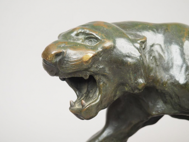 Ecole française fin XIXème. "Lionne rugissant" Sculpture en bronze à p