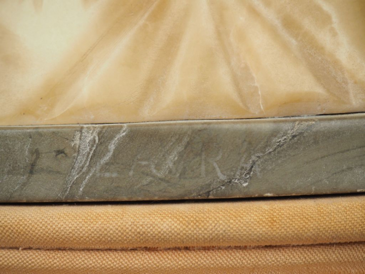 Ecole française XIXème. "Laura" Sculpture en albâtre. Titrée.  H. 29 c