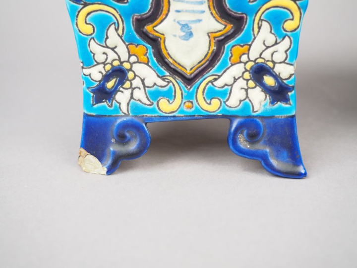 Jean VIEILLARD à Bordeaux.  Paire de vases en faïence polychrome à déc