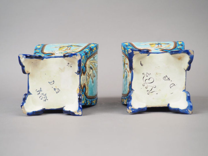 Jean VIEILLARD à Bordeaux.  Paire de vases en faïence polychrome à déc