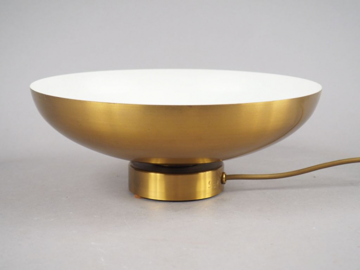 PERZEL. Lampe de table en laiton.  Signée.  H. 11 cm  Diam. 29,5 cm