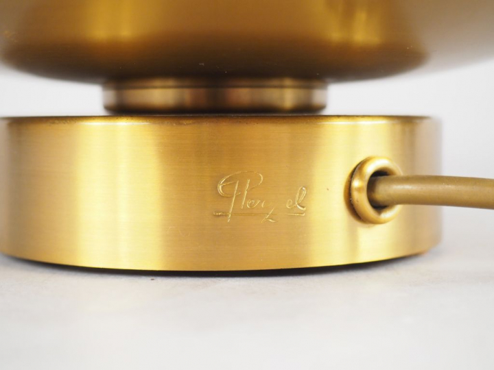 PERZEL. Lampe de table en laiton.  Signée.  H. 11 cm  Diam. 29,5 cm
