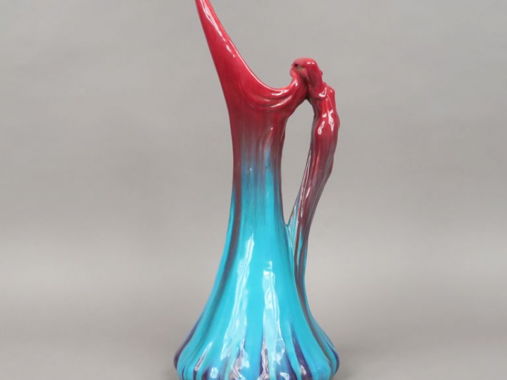 Grand pichet Art Nouveau en céramique flammée rouge et bleu, prise en 