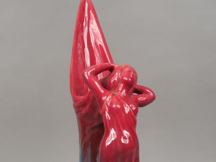 Grand pichet Art Nouveau en céramique flammée rouge et bleu, prise en 